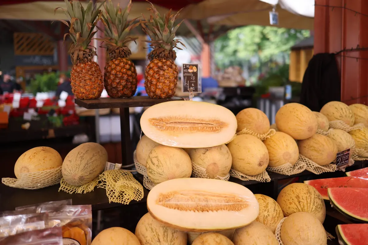How to Choose a Ripe Pineapple: 5 Checks Before You Buy